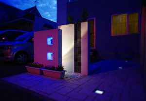 白を基調とした門周り