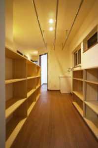 日当たりが良い通路を利用したランドリースペース