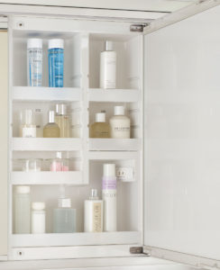 LIXIL_ピアラ_鏡内部