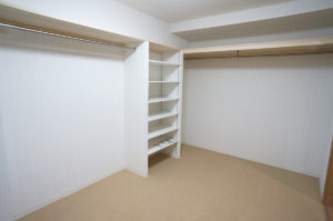 お部屋ひとつをウォークインクローゼットへ
