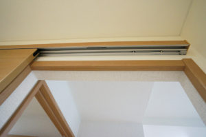 吊り引き戸なので、上にレールがついています