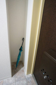 玄関には傘を置くためのスペースを用意