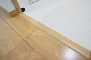 ドアの敷居はフラットで安全