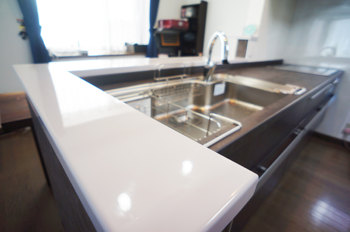 鏡面のカフェカウンター