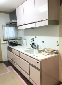 スッキリとしたI型キッチンへ