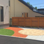 ティーナとレンガとコンクリート平板