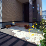 ティーナとアスファルトのアプローチ