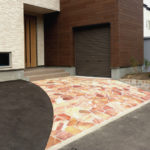 アースクォーツ乱形（ラスティックイエロー）の高低差有りのアプローチ