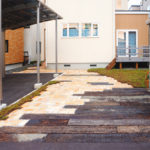 枕木とレンガ路盤とハーブマットのアプローチ