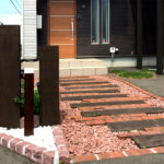 枕木とレンガとレンガチップのアプローチ