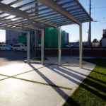 コンクリート路盤と人工芝