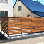3色の塗料を使って。木製フェンスとフェンスベース