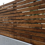 ＲＣ塀の上に木製フェンス。1ｘ4材で。
