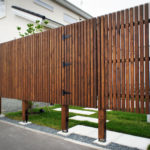 縦格子の木製フェンス