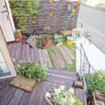 木製フェンスと木ら義と木製デッキでナチュラルガーデン