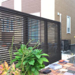 木製フェンスと室外機カバー