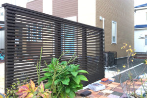 木製フェンスと室外機カバー