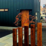 枕木を段々に並べて門柱に