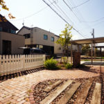 枕木とレンガのお庭