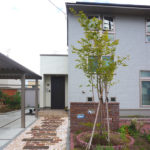 レンガの門柱と植栽