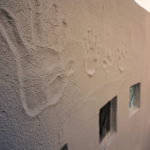 門柱の塗り壁に家族の手形